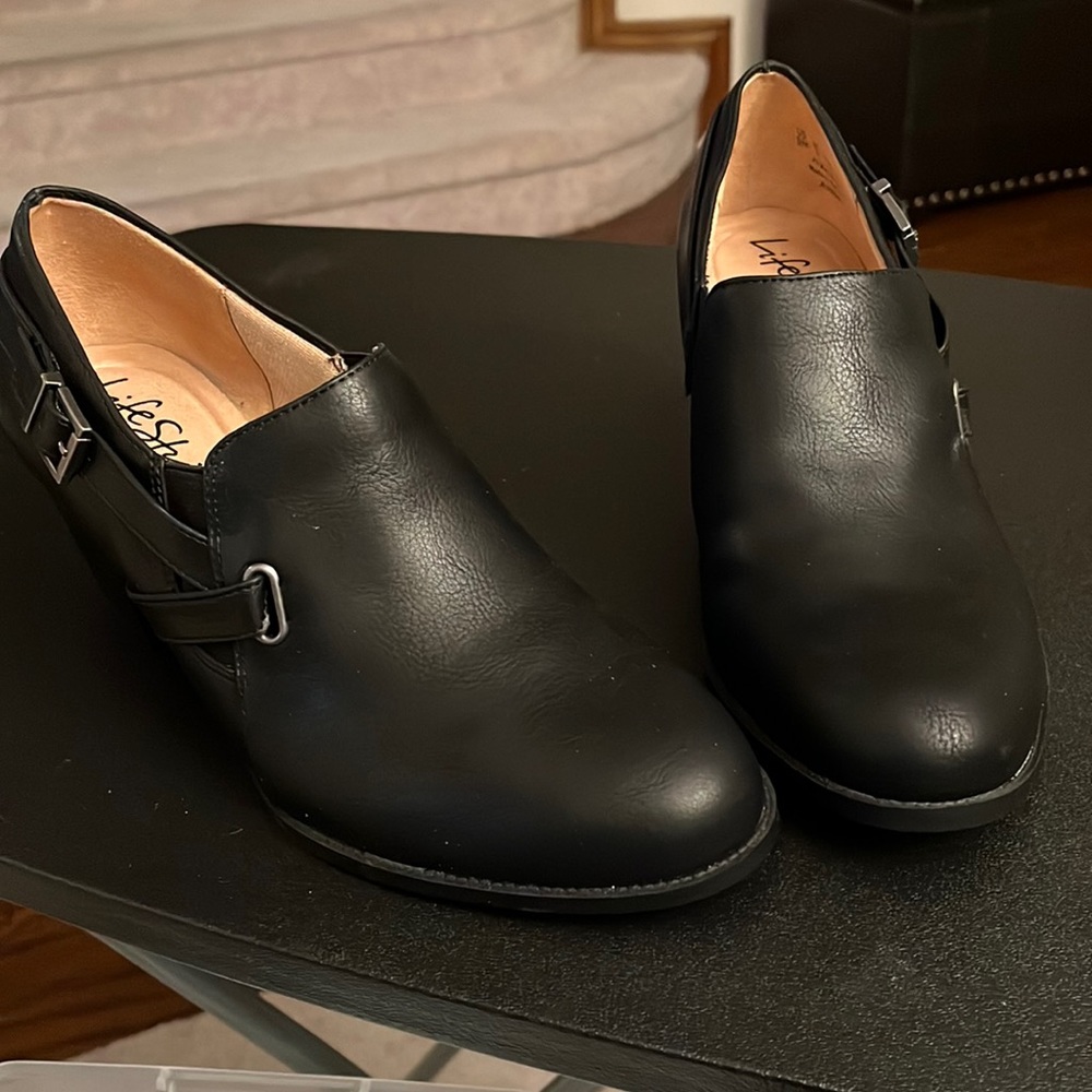 Brand new never worn Life Stride shoes. Size 9.